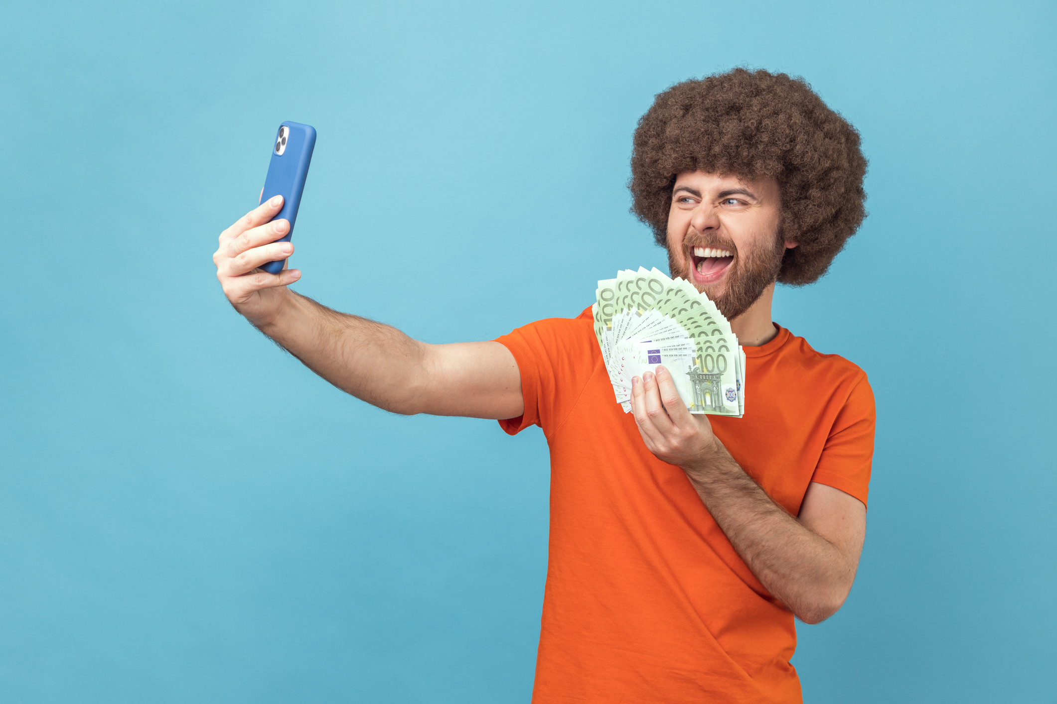Deadlines-man-having-video-call-or-livestream-showing-euro-banknotes-to-subscribers